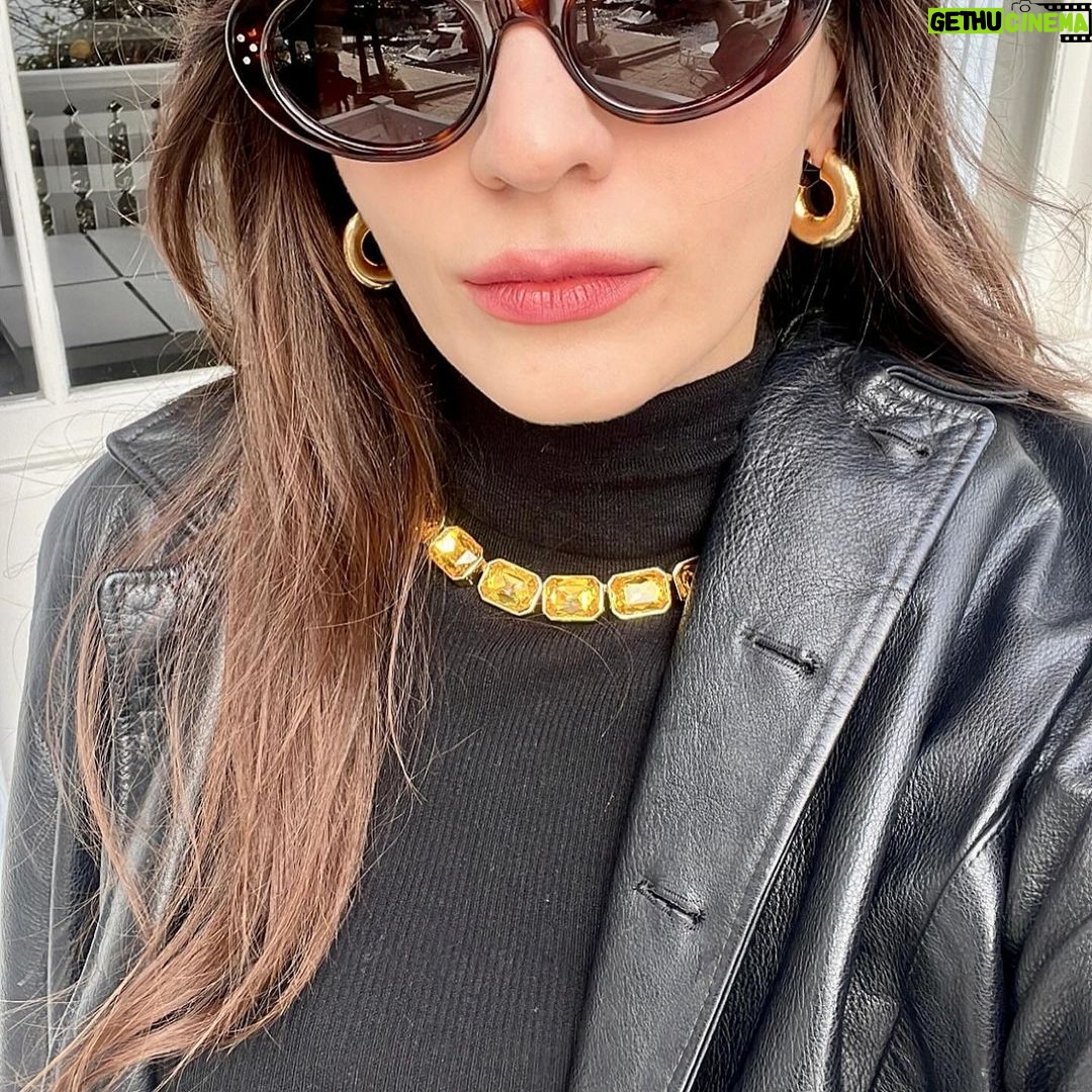 Meriç Aral Instagram - sanayide, cennet sitesinde, karaköy’de bir hayat var ve yaşıyoruz biz onu diyorum size 🌀🕯️🌀🌀🔮🔮🌀🌀🌀🔮🔮🕯️