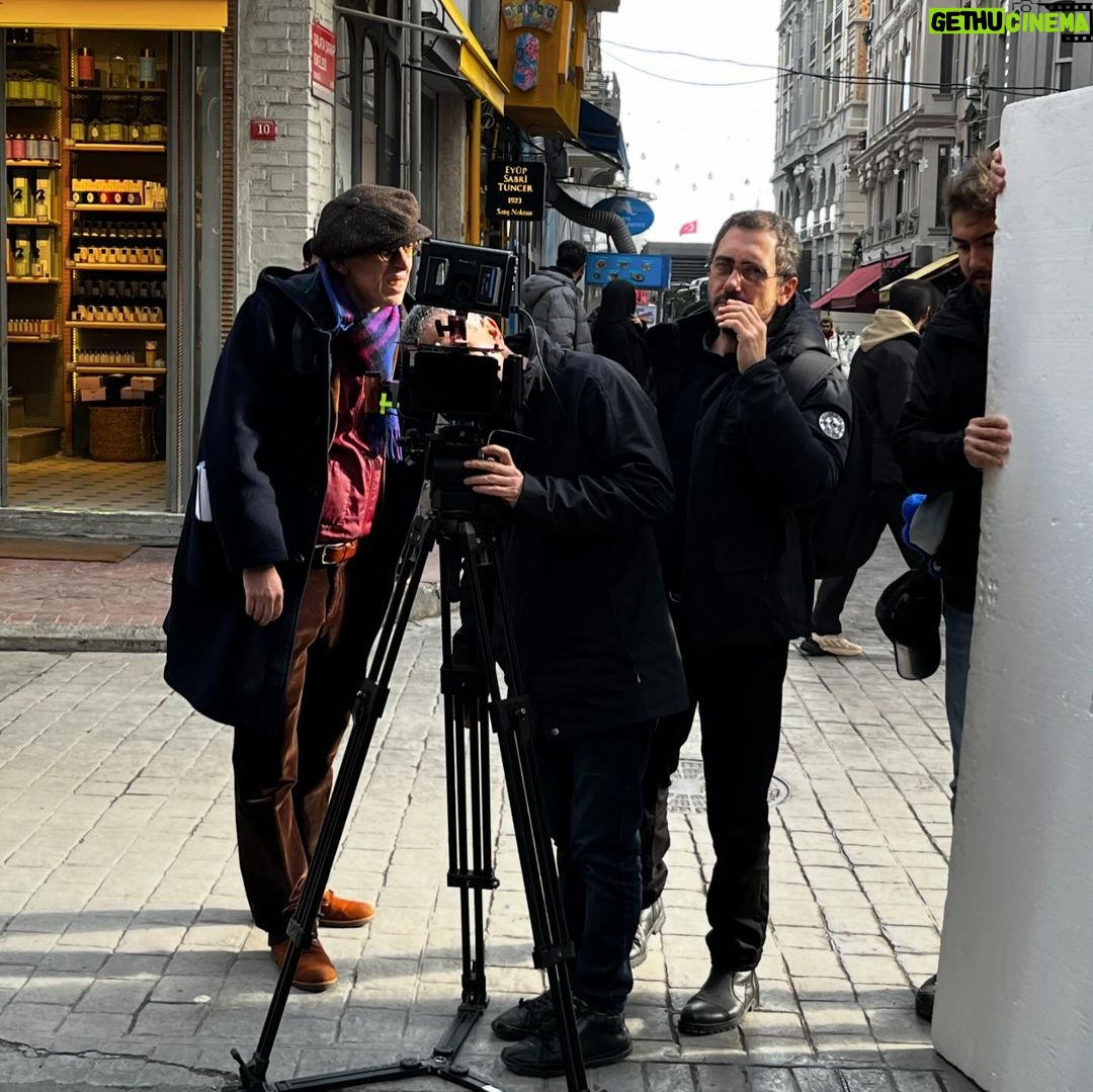 Meriç Aral Instagram - sanayide, cennet sitesinde, karaköy’de bir hayat var ve yaşıyoruz biz onu diyorum size 🌀🕯️🌀🌀🔮🔮🌀🌀🌀🔮🔮🕯️