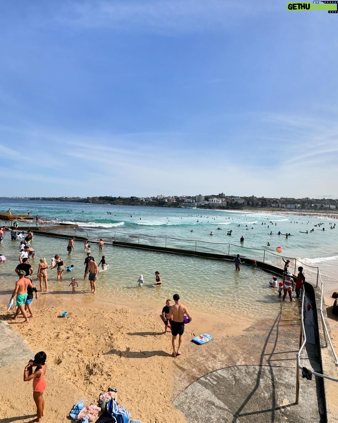 Michelle Keegan Instagram - If only every weekend was a bank holiday weekend 🙌🏽☀️🌊🏖️🍷🍣🍦🎶
