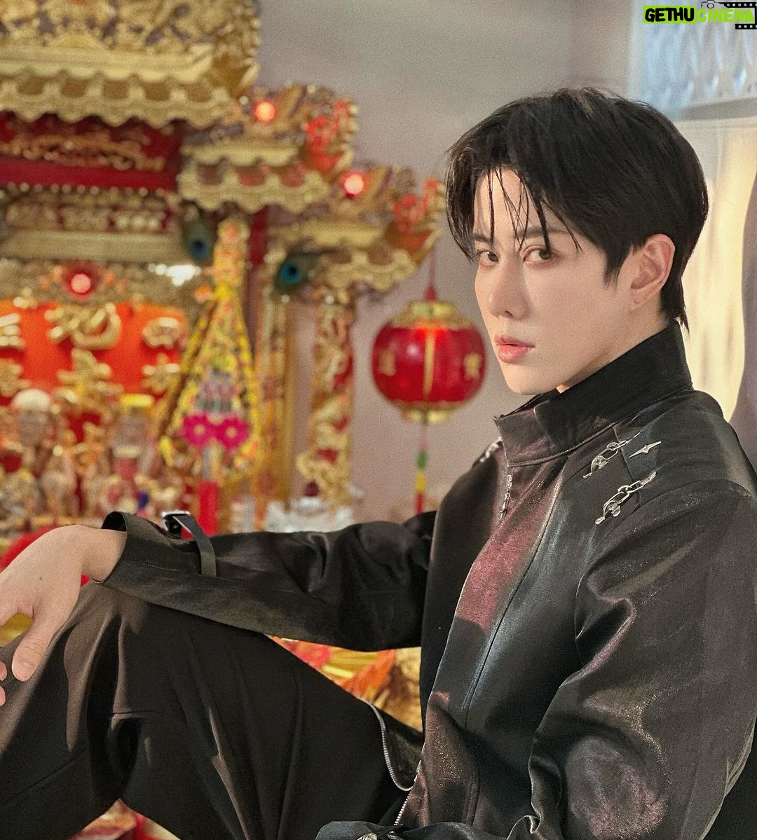 Mike Angelo Instagram - 🐲龙年大吉🐲 ตรุษจีนนี้ห้องจะรกๆหน่อยนะเพราะว่าอั๊วชอบรื้อ🤭 . . . #m1keangelo #reels #reelsinstagram #fyp #fypシ #foryoupage #foryou #asian #instagram #instagood #ไมค์พิรัชต์ #chinesenewyear Bangkok, Thailand