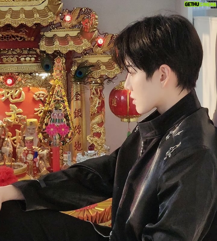 Mike Angelo Instagram - 🐲龙年大吉🐲 ตรุษจีนนี้ห้องจะรกๆหน่อยนะเพราะว่าอั๊วชอบรื้อ🤭 . . . #m1keangelo #reels #reelsinstagram #fyp #fypシ #foryoupage #foryou #asian #instagram #instagood #ไมค์พิรัชต์ #chinesenewyear Bangkok, Thailand