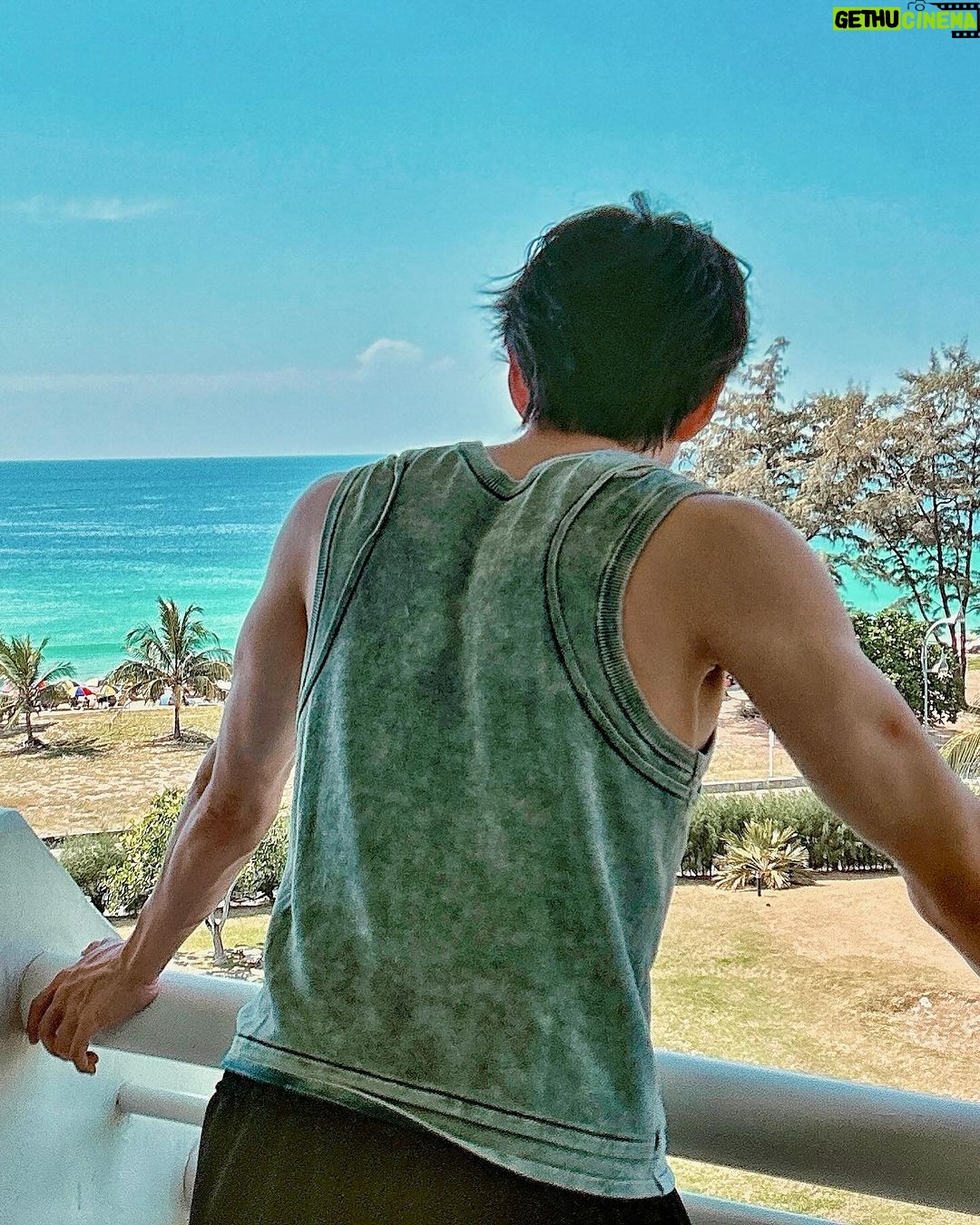 Mike Angelo Instagram - กลับมาร้อนบ้างละ😬🔥 . . . . #m1keangelo #reels #reelsinstagram #fyp #fypシ #foryoupage #foryou #asian #instagram #instagood #ไมค์พิรัชต์ #PullmanKaron #AccorHotels Pullman Phuket Karon Beach Resort