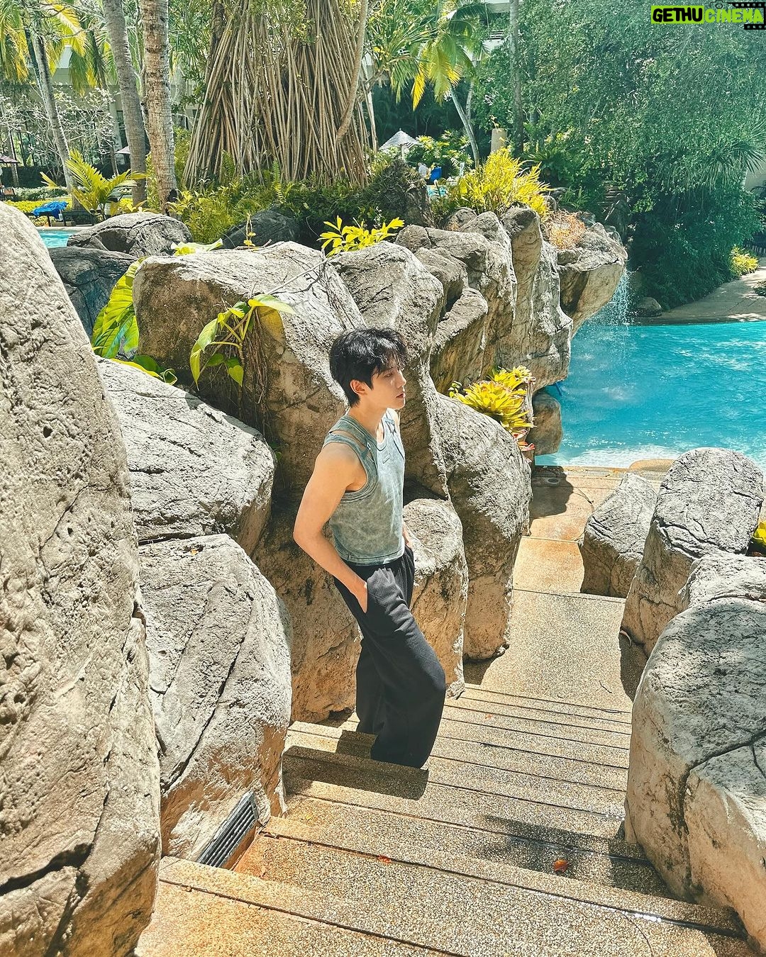 Mike Angelo Instagram - กลับมาร้อนบ้างละ😬🔥 . . . . #m1keangelo #reels #reelsinstagram #fyp #fypシ #foryoupage #foryou #asian #instagram #instagood #ไมค์พิรัชต์ #PullmanKaron #AccorHotels Pullman Phuket Karon Beach Resort