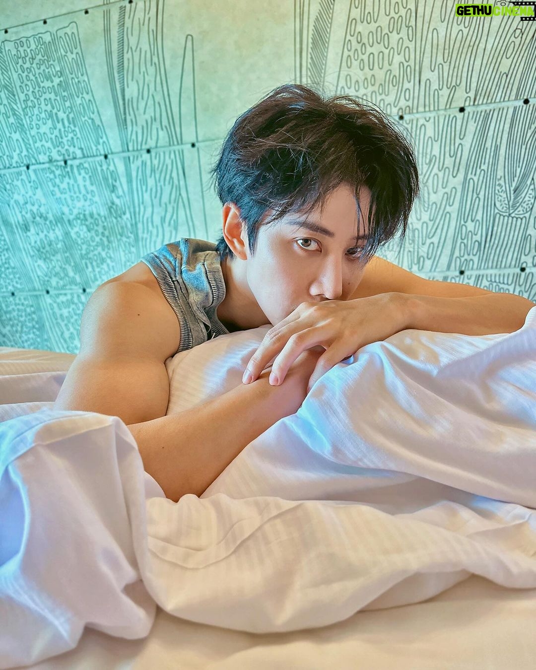 Mike Angelo Instagram - กลับมาร้อนบ้างละ😬🔥 . . . . #m1keangelo #reels #reelsinstagram #fyp #fypシ #foryoupage #foryou #asian #instagram #instagood #ไมค์พิรัชต์ #PullmanKaron #AccorHotels Pullman Phuket Karon Beach Resort