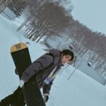 Mike Angelo Instagram - คลิปสุดท้ายบอกเลยหัวทิ่มไปไม่รู้ตั้งกี่รอบ มือใหม่คับคราวหน้าเอาใหม่นะ🤭🥶 . . . #m1keangelo #reels #reelsinstagram #fyp #fypシ #foryoupage #foryou #asian #instagram #instagood #ไมค์พิรัชต์ #snowboarding #ski #winter