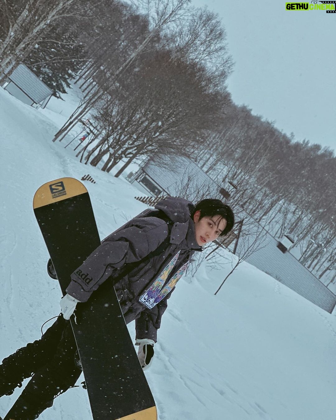 Mike Angelo Instagram - คลิปสุดท้ายบอกเลยหัวทิ่มไปไม่รู้ตั้งกี่รอบ มือใหม่คับคราวหน้าเอาใหม่นะ🤭🥶 . . . #m1keangelo #reels #reelsinstagram #fyp #fypシ #foryoupage #foryou #asian #instagram #instagood #ไมค์พิรัชต์ #snowboarding #ski #winter