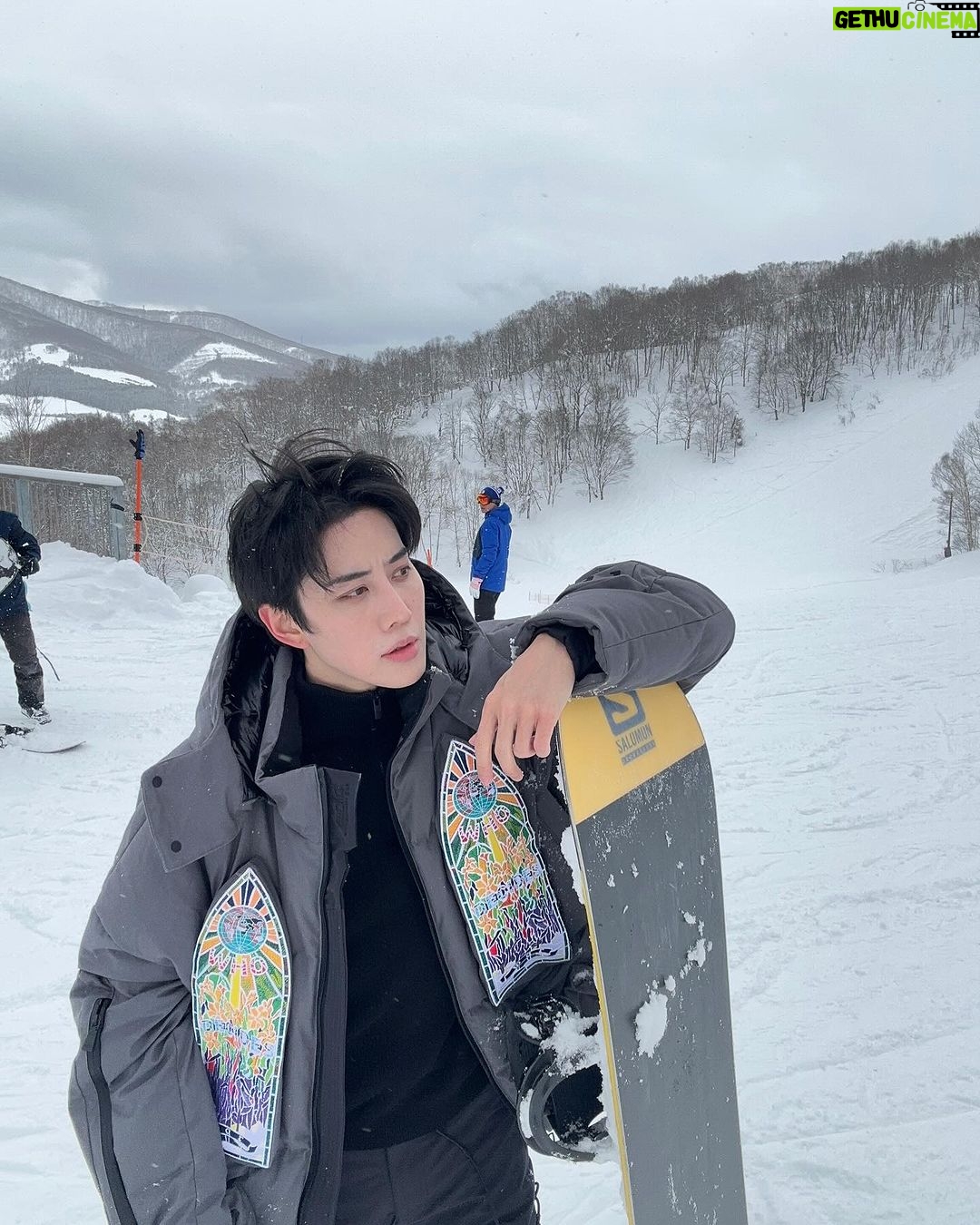 Mike Angelo Instagram - คลิปสุดท้ายบอกเลยหัวทิ่มไปไม่รู้ตั้งกี่รอบ มือใหม่คับคราวหน้าเอาใหม่นะ🤭🥶 . . . #m1keangelo #reels #reelsinstagram #fyp #fypシ #foryoupage #foryou #asian #instagram #instagood #ไมค์พิรัชต์ #snowboarding #ski #winter