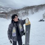 Mike Angelo Instagram - คลิปสุดท้ายบอกเลยหัวทิ่มไปไม่รู้ตั้งกี่รอบ มือใหม่คับคราวหน้าเอาใหม่นะ🤭🥶 . . . #m1keangelo #reels #reelsinstagram #fyp #fypシ #foryoupage #foryou #asian #instagram #instagood #ไมค์พิรัชต์ #snowboarding #ski #winter