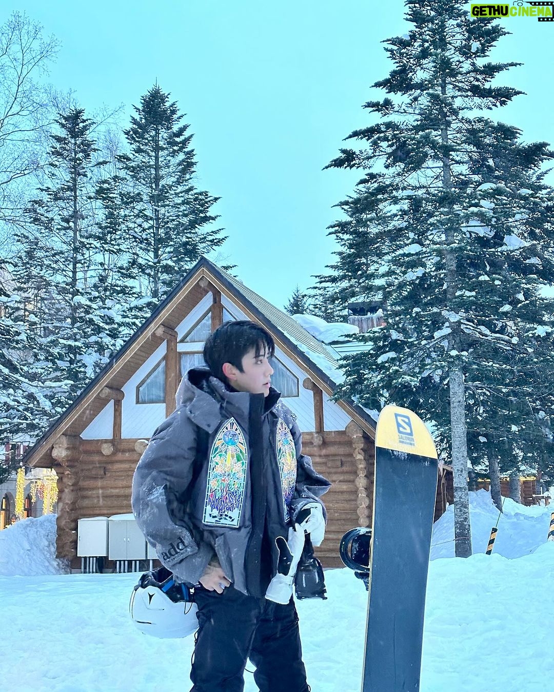 Mike Angelo Instagram - คลิปสุดท้ายบอกเลยหัวทิ่มไปไม่รู้ตั้งกี่รอบ มือใหม่คับคราวหน้าเอาใหม่นะ🤭🥶 . . . #m1keangelo #reels #reelsinstagram #fyp #fypシ #foryoupage #foryou #asian #instagram #instagood #ไมค์พิรัชต์ #snowboarding #ski #winter
