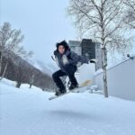 Mike Angelo Instagram - คลิปสุดท้ายบอกเลยหัวทิ่มไปไม่รู้ตั้งกี่รอบ มือใหม่คับคราวหน้าเอาใหม่นะ🤭🥶 . . . #m1keangelo #reels #reelsinstagram #fyp #fypシ #foryoupage #foryou #asian #instagram #instagood #ไมค์พิรัชต์ #snowboarding #ski #winter