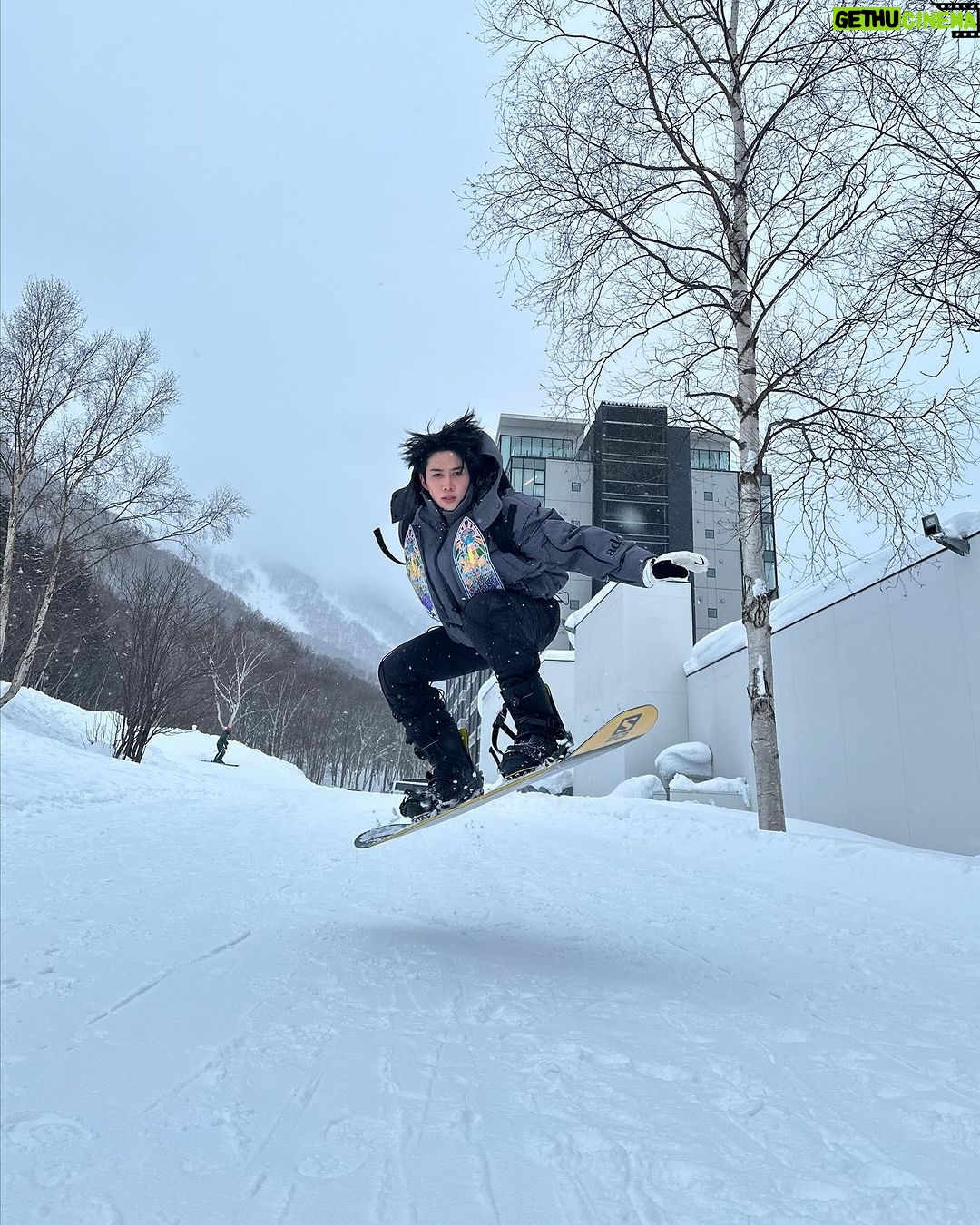 Mike Angelo Instagram - คลิปสุดท้ายบอกเลยหัวทิ่มไปไม่รู้ตั้งกี่รอบ มือใหม่คับคราวหน้าเอาใหม่นะ🤭🥶 . . . #m1keangelo #reels #reelsinstagram #fyp #fypシ #foryoupage #foryou #asian #instagram #instagood #ไมค์พิรัชต์ #snowboarding #ski #winter