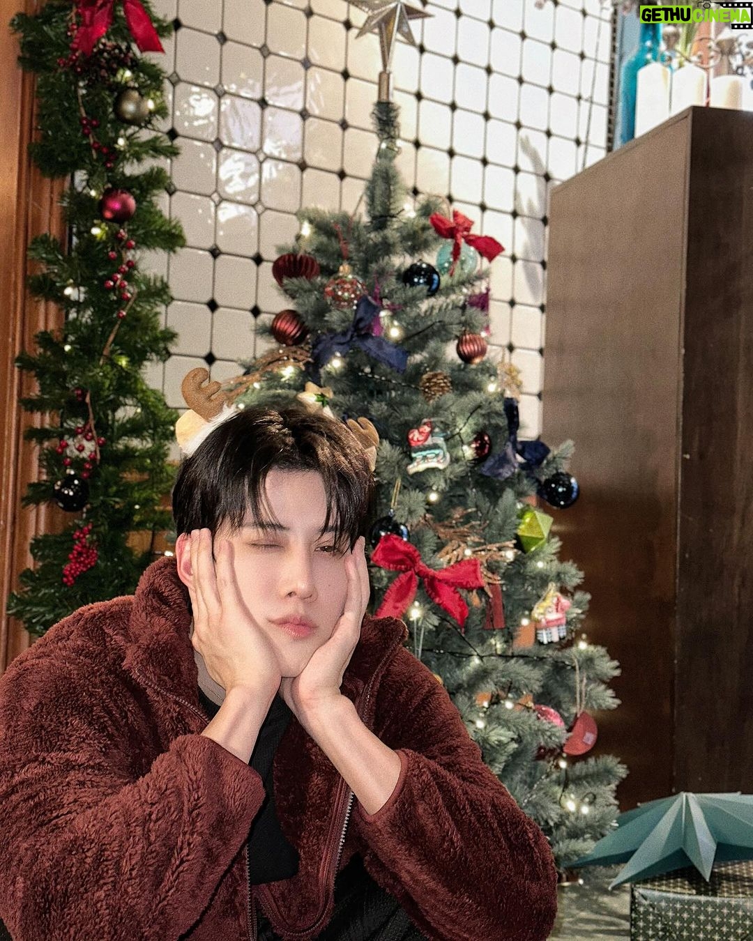 Mike Angelo Instagram - 🎄🎅🏻MERRY CHRISTMAS🎅🏻🎄 #christmas #merrychristmas #m1keangelo #ไมค์พิรัชต์ Bangkok, Thailand