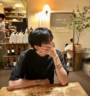 Mike Angelo Instagram - Happy Birthday to me🎂 เชื่อไหมว่าปีนี้อายุ 34 ละ 🥺 แล้วก็เป็นอีกปีที่ทำงานในวันเกิด เลยลงรูปช้าไปวันนึงแถมเอารูปเก่ามาลง🤭 แต่ชอบนะ ชอบทำงาน ชอบเห็นชีวิตตัวเองที่ก้าวเดินไปข้างหน้า การได้ลุ้นว่าเส้นทางข้างหน้าจะพาเราไปไหน หรือเจอใครมันก็สนุกดี ได้เจอทั้งเรื่องดีๆและไม่ดี ได้เจอทั้งคนไม่ดีแล้วก็คนดีๆ ขอบคุณเรื่องไม่ดีก่อนละกันที่เข้ามาทำให้เราเติบโตแข็งแกร่งขึ้น และยิ่งขอบคุณคนดีๆที่เข้ามาในชีวิตในปีนี้ ขอบคุณที่มอบความสุขและรอยยิ้มให้คนตัวเล็กๆคนนี้🤏🏻ขอบคุณทุกคนจริงๆที่ไม่ลืมกันและยังคงอยู่ตรงนี้คอยเป็นกำลังใจและความหวังให้กัน ตอนนี้ผมคิดว่า ผมค่อนข้างมีความสุขจริงๆนะ ดีใจที่ได้เข้าใจความหมายของคำว่า Happy Birthday 💙