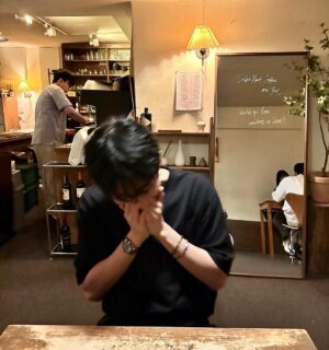 Mike Angelo Instagram - Happy Birthday to me🎂 เชื่อไหมว่าปีนี้อายุ 34 ละ 🥺 แล้วก็เป็นอีกปีที่ทำงานในวันเกิด เลยลงรูปช้าไปวันนึงแถมเอารูปเก่ามาลง🤭 แต่ชอบนะ ชอบทำงาน ชอบเห็นชีวิตตัวเองที่ก้าวเดินไปข้างหน้า การได้ลุ้นว่าเส้นทางข้างหน้าจะพาเราไปไหน หรือเจอใครมันก็สนุกดี ได้เจอทั้งเรื่องดีๆและไม่ดี ได้เจอทั้งคนไม่ดีแล้วก็คนดีๆ ขอบคุณเรื่องไม่ดีก่อนละกันที่เข้ามาทำให้เราเติบโตแข็งแกร่งขึ้น และยิ่งขอบคุณคนดีๆที่เข้ามาในชีวิตในปีนี้ ขอบคุณที่มอบความสุขและรอยยิ้มให้คนตัวเล็กๆคนนี้🤏🏻ขอบคุณทุกคนจริงๆที่ไม่ลืมกันและยังคงอยู่ตรงนี้คอยเป็นกำลังใจและความหวังให้กัน ตอนนี้ผมคิดว่า ผมค่อนข้างมีความสุขจริงๆนะ ดีใจที่ได้เข้าใจความหมายของคำว่า Happy Birthday 💙