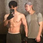 Mike Angelo Instagram – วันนี้จะมารีวิวความโหดในการลดน้ำหนัก 10kgใน 3เดือน กินแต่อาหารเดิมๆแทบทุกมื้อ อกไก่แห้งๆกับข้าว มีหลุดบ้างแต่ไม่เยอะ ยากสุดคือการจัดตารางด้วยตัวเองที่ต้องซ้อมไปด้วยแต่ก็ต้องหาเวลาฟิตเนส เริ่มซ้อมตอนเช้ามีเวลา2ชั่วโมงก็เดินทางไปฟิตเนสแล้วมาซ้อมต่อถึง5ทุ่ม วนลูปเดิมๆทุกวัน วินัยสำคัญมาก ออกกำลังกาย 7วันต่ออาทิตย์ห้ามขาด ห้ามบอกตัวเองว่าไม่เป็นไรค่อยพรุ่งนี้เพราะมันจะไม่เป็นไรไปเรื่อยๆอย่าหาข้ออ้างให้ตัวเองสบาย ไม่มีอะไรได้มาง่ายๆแน่นอน แต่ก็ใช่ว่ายากขนาดนั้นถ้าเรามีเป้าหมายที่ชัดเจน ปีนี้ยังเพิ่งร่าง1 ปีหน้าจะไปร่าง2 ลุย!💪🏻🤩 @bestfitts 
#golfmike #golfmikebouncetothefutureconcert #golfmikefirstreunion #ไมค์พิรัชต์ #m1keangelo #fitness Bangkok, Thailand