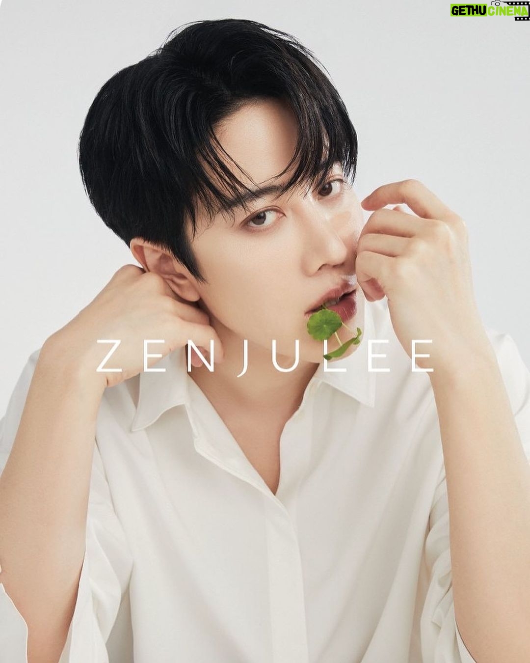 Mike Angelo Instagram - แอบซุ่มทำมานานวันนี้แบรนด์ @zenjuleeofficial คลอดแล้วนะครับ ตั้งใจทำมากๆเลยส่วนนึงคืออยากทำมาไว้ทานเองด้วย🤭 เนี่ยแหละที่ทุกคนถามกันทำไมหน้าเด็ก เอาเคล็ดลับทุกอย่างใส่ไว้ให้ในนี้แล้วนะ😘 #Zenjulee #ProActiveHerbalCollagen #ZJLnatureofbeauty Bangkok, Thailand