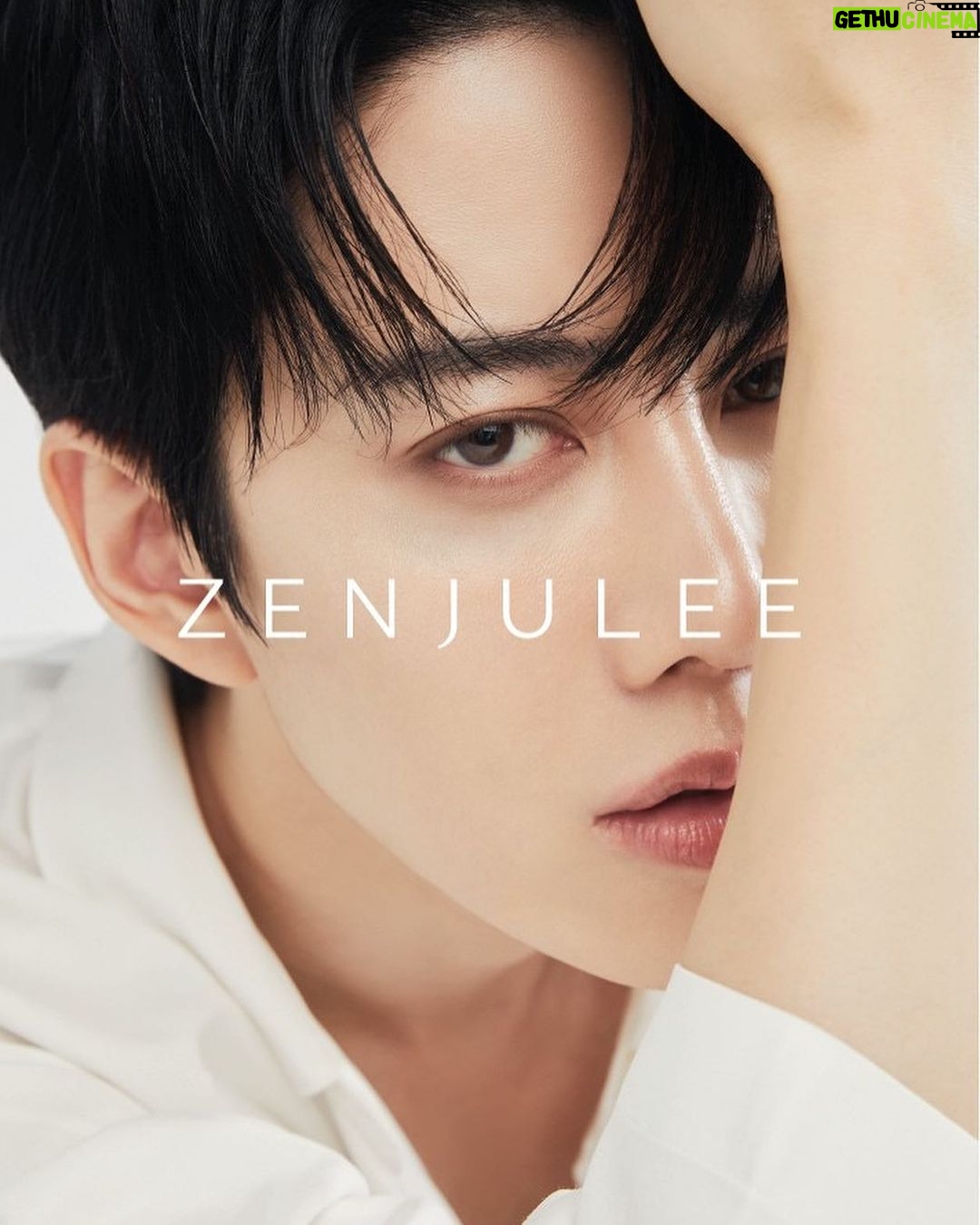 Mike Angelo Instagram - แอบซุ่มทำมานานวันนี้แบรนด์ @zenjuleeofficial คลอดแล้วนะครับ ตั้งใจทำมากๆเลยส่วนนึงคืออยากทำมาไว้ทานเองด้วย🤭 เนี่ยแหละที่ทุกคนถามกันทำไมหน้าเด็ก เอาเคล็ดลับทุกอย่างใส่ไว้ให้ในนี้แล้วนะ😘 #Zenjulee #ProActiveHerbalCollagen #ZJLnatureofbeauty Bangkok, Thailand