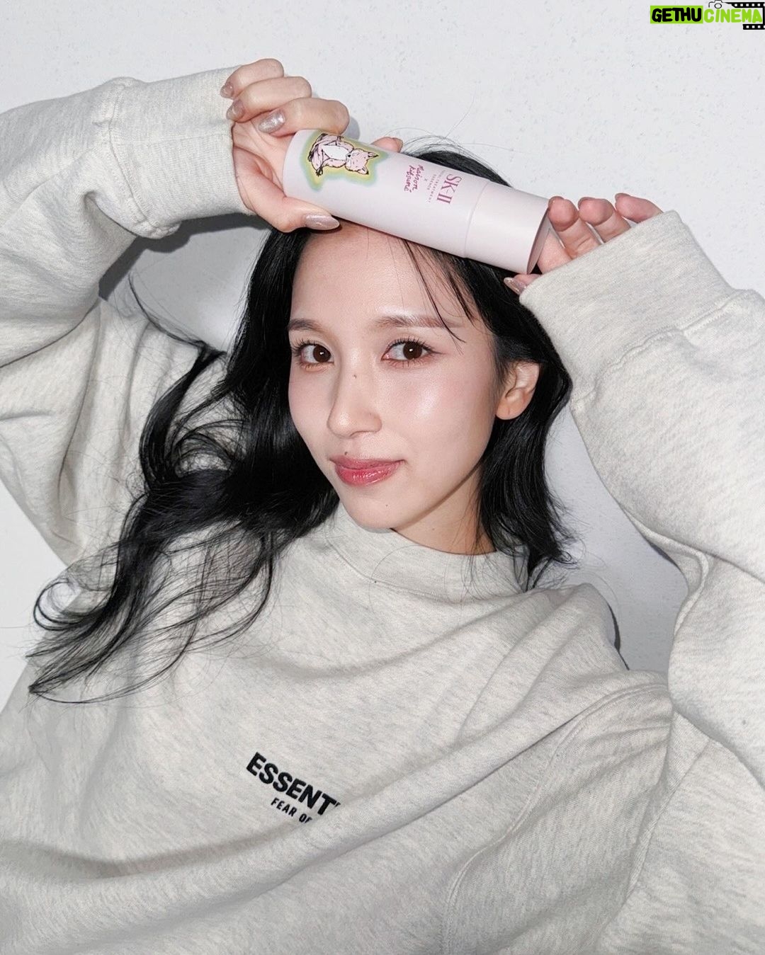 Mina Myoui Instagram - 桜の季節になりましたね🌸SK-IIが3月15日に発売する、メゾンキツネとコラボした春にぴったりな限定ピンクボトルでお肌をケアしてね💖 Spring has come 🌸! SK-II has partnered with Maison Kitsune again ♡ #PR #SKII #SKIIxMAISONKITSUNE #SKIIxMINA