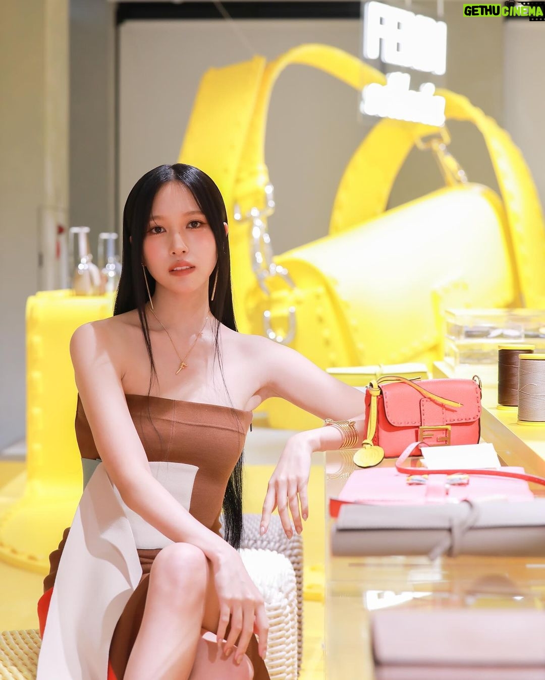 Mina Myoui Instagram - Fendi Selleria ポップアップにお邪魔しました!レザー職人の作業が目の前で見れたり貴重な体験ができるポップアップでとても素敵でした💛 @fendi #FENDI #FendiSelleria #PR #JAPAN