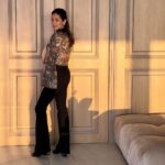 Mira Rajput Instagram - 🫶🏻, wild & free Loved this jacket since I saw it in Anita’s preview lookbook and it reminded me of her innate ability to bring the India of old and new together, but more importantly the wearability she strives for in all her designs. Cause really we all just wanna wear jeans, but make it fashion 🤪 This one’s a keeper 💕 @anitadongre