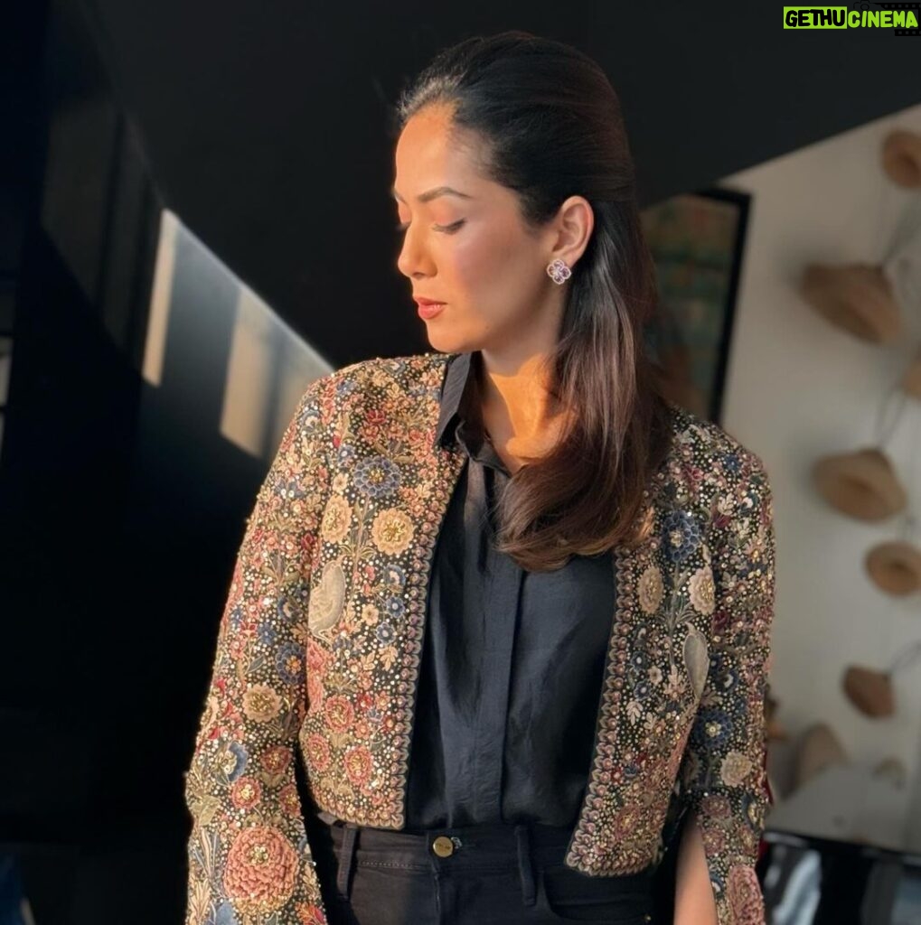Mira Rajput Instagram - 🫶🏻, wild & free Loved this jacket since I saw it in Anita’s preview lookbook and it reminded me of her innate ability to bring the India of old and new together, but more importantly the wearability she strives for in all her designs. Cause really we all just wanna wear jeans, but make it fashion 🤪 This one’s a keeper 💕 @anitadongre