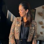 Mira Rajput Instagram - 🫶🏻, wild & free Loved this jacket since I saw it in Anita’s preview lookbook and it reminded me of her innate ability to bring the India of old and new together, but more importantly the wearability she strives for in all her designs. Cause really we all just wanna wear jeans, but make it fashion 🤪 This one’s a keeper 💕 @anitadongre