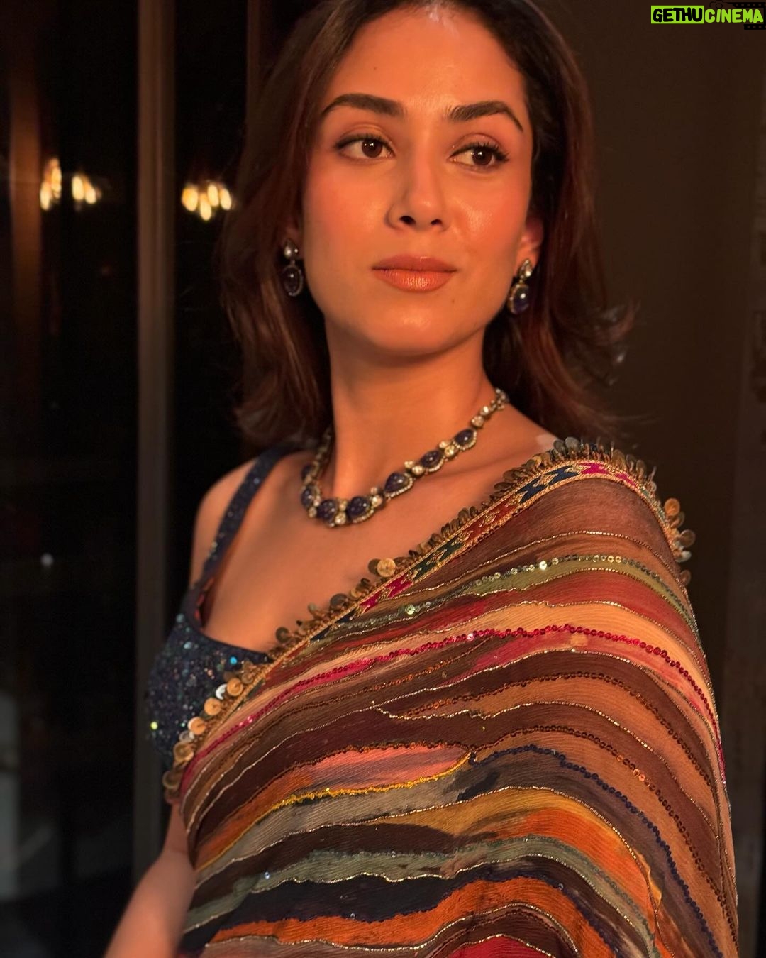 Mira Rajput Instagram - Do you all remember the times we would plan our outfits for a Friday night on Wednesday after a group call with the girls and spend hours getting ready.. Fast forward to styling, hair & makeup and photo shoots.. I really miss the thrill and joy of doing everything myself, especially because I enjoy discovering makeup and I’m pretty good with my hair (somebody once challenged me to iron my baby hair with my eyes closed.. and I’m never one to reject a challenge😉) So last night I decided to go back to a true DIY.. soft & subtle just the way I like.. and nothing like a quick Portrait mode burst. What I absolutely love most is selecting jewellery for I really feel it reflects one’s mood and lifts an outfit. I spend much more time finding the right accessories till it feels just right. Jewellery for me isn’t about what’s trendy, but far more personal. A simple tanzanite and polki Victorian style set from @amrapalijewels was my pick (I wore similar earrings the last time I wore this sari) and a tanzanite and rosecuts ring from my personal collection. What do you think? ❣️
