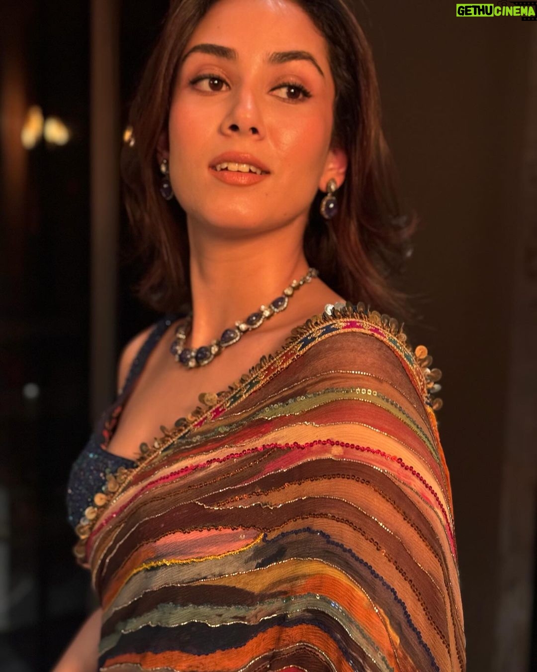 Mira Rajput Instagram - Do you all remember the times we would plan our outfits for a Friday night on Wednesday after a group call with the girls and spend hours getting ready.. Fast forward to styling, hair & makeup and photo shoots.. I really miss the thrill and joy of doing everything myself, especially because I enjoy discovering makeup and I’m pretty good with my hair (somebody once challenged me to iron my baby hair with my eyes closed.. and I’m never one to reject a challenge😉) So last night I decided to go back to a true DIY.. soft & subtle just the way I like.. and nothing like a quick Portrait mode burst. What I absolutely love most is selecting jewellery for I really feel it reflects one’s mood and lifts an outfit. I spend much more time finding the right accessories till it feels just right. Jewellery for me isn’t about what’s trendy, but far more personal. A simple tanzanite and polki Victorian style set from @amrapalijewels was my pick (I wore similar earrings the last time I wore this sari) and a tanzanite and rosecuts ring from my personal collection. What do you think? ❣️