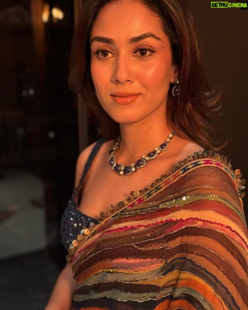 Mira Rajput Instagram - Do you all remember the times we would plan our outfits for a Friday night on Wednesday after a group call with the girls and spend hours getting ready.. Fast forward to styling, hair & makeup and photo shoots.. I really miss the thrill and joy of doing everything myself, especially because I enjoy discovering makeup and I’m pretty good with my hair (somebody once challenged me to iron my baby hair with my eyes closed.. and I’m never one to reject a challenge😉) So last night I decided to go back to a true DIY.. soft & subtle just the way I like.. and nothing like a quick Portrait mode burst. What I absolutely love most is selecting jewellery for I really feel it reflects one’s mood and lifts an outfit. I spend much more time finding the right accessories till it feels just right. Jewellery for me isn’t about what’s trendy, but far more personal. A simple tanzanite and polki Victorian style set from @amrapalijewels was my pick (I wore similar earrings the last time I wore this sari) and a tanzanite and rosecuts ring from my personal collection. What do you think? ❣️
