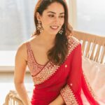 Mira Rajput Instagram - Galli mein chand nikla 🌙 Custom @punitbalanaofficial draped by my favourite @dolly.jain @amrapalijewels @thepinkpotli @mohitrai @ruchikrishnastyles @hairbysanjanag 📷@nupuragarwal__