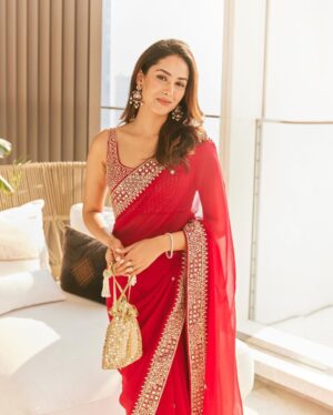 Mira Rajput Instagram - Galli mein chand nikla 🌙

Custom @punitbalanaofficial draped by my favourite @dolly.jain 
@amrapalijewels @thepinkpotli 

@mohitrai @ruchikrishnastyles @hairbysanjanag 

📷@nupuragarwal__