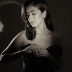 Mira Rajput Instagram - Get ready with me in a swipe💋 #ellebeautyawards @elleindia Styled by: @shaeroy @siyaamannuja @shantanunikhil @bulgari @louboutinworld @richie_muah @hairbysanjanag 📸 @kadamajay
