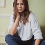 Mira Rajput Instagram - Borrowed a friend’s shirt.. genes are mine. 🤪