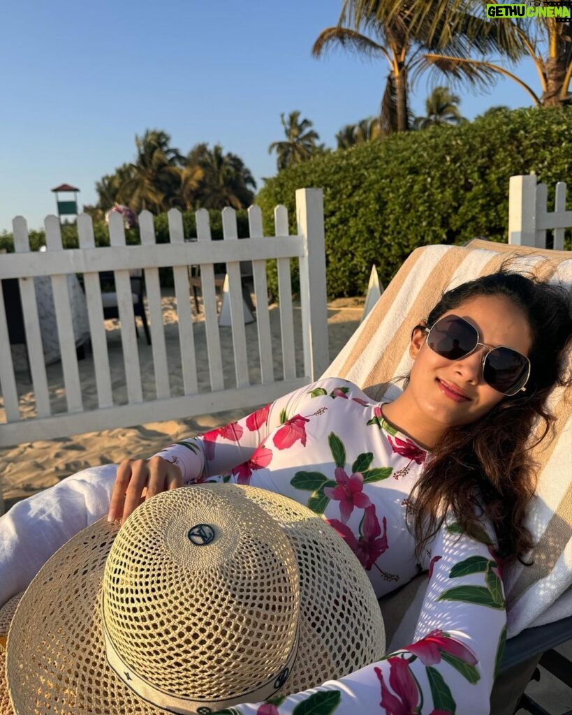 Mira Rajput Instagram - When you want the sun but not the burn ☀️