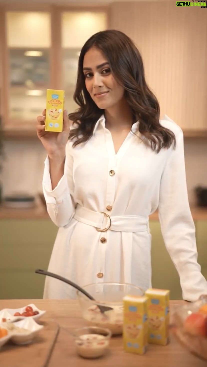 Mira Rajput Instagram - No more tedious whisking, worrying about consistency or waiting for the custard to set in. The new ready to eat Mother Dairy Custard is hassle - free way to enjoy delicious Custard whenever you want! Just cut, pour, and enjoy! Try it today! #MotherDairyCustard #MotherPromise #ad @motherdairyfreshdelights