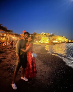 Mira Rajput Instagram - Lights will guide you home 🎶 And you are home. Happy 8 baby 💋