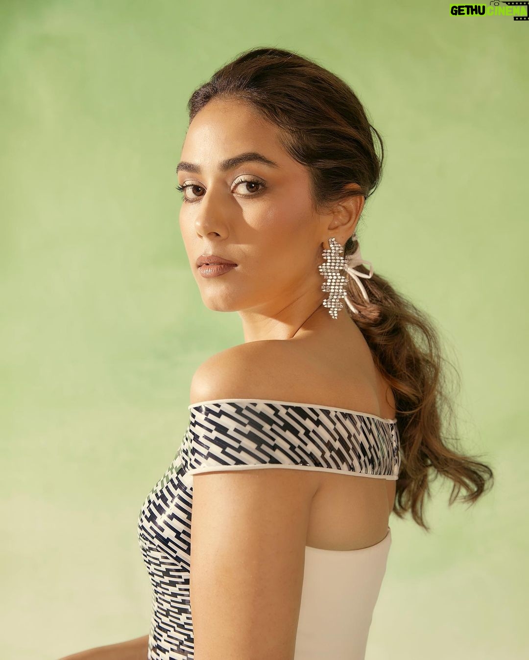 Mira Rajput Instagram - Didn’t they say diamonds are a girls best friend? For the Artisan Awards by @gjepcindia 💎 Outfit - @amitaggarwalofficial Jewlery - @mahesh_notandass @vandalsworld_unofficial Styled by - @mohitrai with @ruchikrishnastyles @teammrstyles Photography - @kadamajay Makeup - @richie_muah Hair - @hairbysanjanag