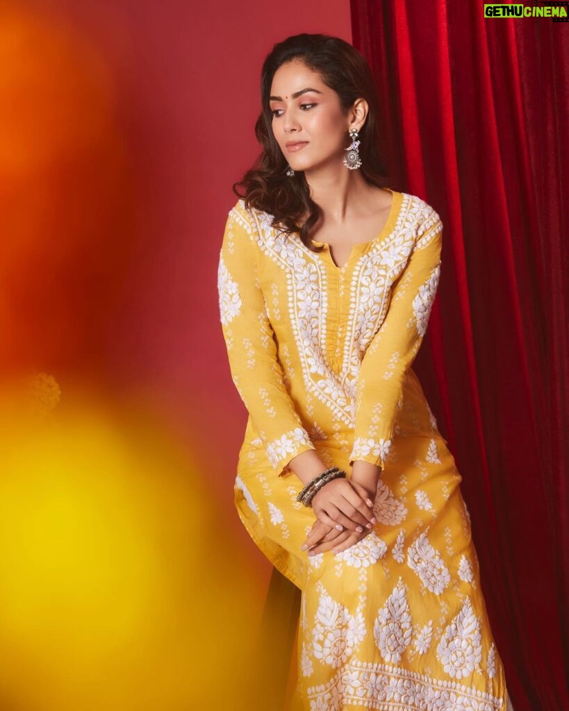 Mira Rajput Instagram - Embracing the rich heritage of Chikankari with my top 3 looks from @houseofchikankari.in 's new collection. Here's how I styled them! A Regal Angrakha - Pair it with statement earrings, a cute potli bag, and colorful juttis for an elevated look! 👸🏼 A Classic Straight Kurta - Add some silver jhumkas, and bangles for an elegant ethnic look! 🌸 A Fusion Short Kurta - For a contemporary twist on a classic, I love pairing this Chikankari Short Kurta with white pencil pants and a versatile jute bag. 🫰🏻 Tell me how you style your favorites from the collection! ♥️