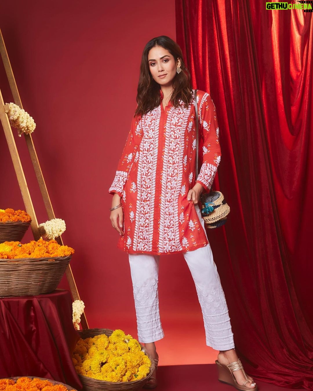 Mira Rajput Instagram - Embracing the rich heritage of Chikankari with my top 3 looks from @houseofchikankari.in 's new collection. Here's how I styled them! A Regal Angrakha - Pair it with statement earrings, a cute potli bag, and colorful juttis for an elevated look! ๐ธ๐ผ A Classic Straight Kurta - Add some silver jhumkas, and bangles for an elegant ethnic look! ๐ธ A Fusion Short Kurta - For a contemporary twist on a classic, I love pairing this Chikankari Short Kurta with white pencil pants and a versatile jute bag. ๐ซฐ๐ป Tell me how you style your favorites from the collection! โฅ๏ธ