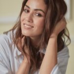 Mira Rajput Instagram - Borrowed a friend’s shirt.. genes are mine. 🤪