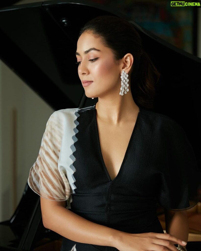 Mira Rajput Instagram - “Life is like a piano; what you get depends on how you play it” 🎼