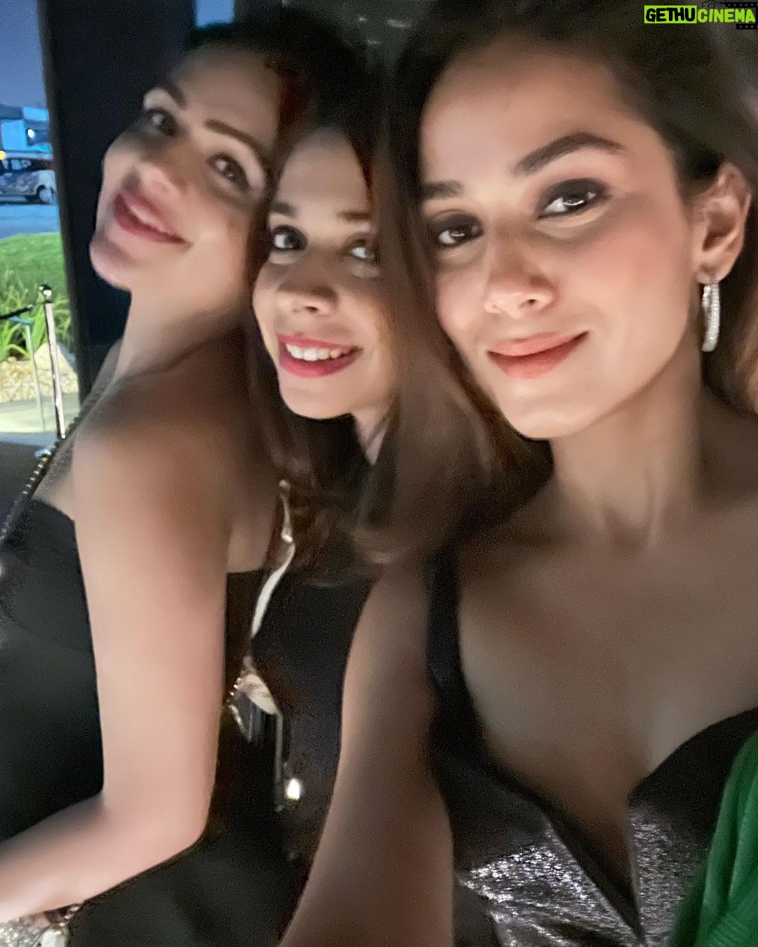 Mira Rajput Instagram - Your best friends always sticking up for you 🎶