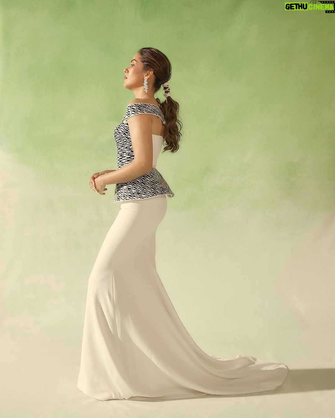Mira Rajput Instagram - Didn’t they say diamonds are a girls best friend? For the Artisan Awards by @gjepcindia 💎 Outfit - @amitaggarwalofficial Jewlery - @mahesh_notandass @vandalsworld_unofficial Styled by - @mohitrai with @ruchikrishnastyles @teammrstyles Photography - @kadamajay Makeup - @richie_muah Hair - @hairbysanjanag