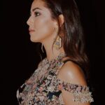 Mira Rajput Instagram - An elephant whispered in my ear For @nmacc.india #IndiaInFashion with the one who is the epitome of Fashion in India @anamikakhanna.in Special credit to the most beautifully crafted earrings by @eonjewellery. A confluence of fashion and culture - Diamond elephants trumpeting against a backdrop of gold lotus jaal.