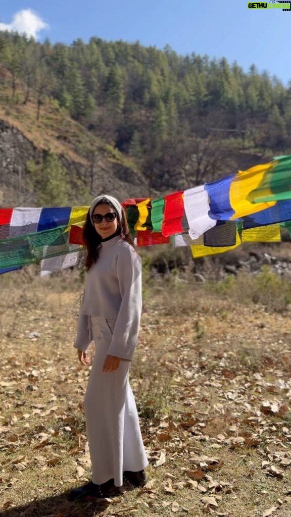 Mira Rajput Instagram - The Last Shangri La 🇧🇹 A truly magical & soulful trip to Bhutan.. untouched beauty, pure hearts and happiness in the air. It felt like travelling through another time, when it’s just about the simple things in life — and a wholehearted feeling of contentment. From 5 to 65, we all stopped by the stream to live the memories ❤️ A present day Kingdom run on the principles of happiness and moral upliftment of its people, each person’s reverence for their King & Queen comes from a place of love. And you can feel it in their smiles. The contagious love and warmth welcomed our whole family to Bhutan and we left with an even bigger one. Kadrin Cheyla 🫶🏻
