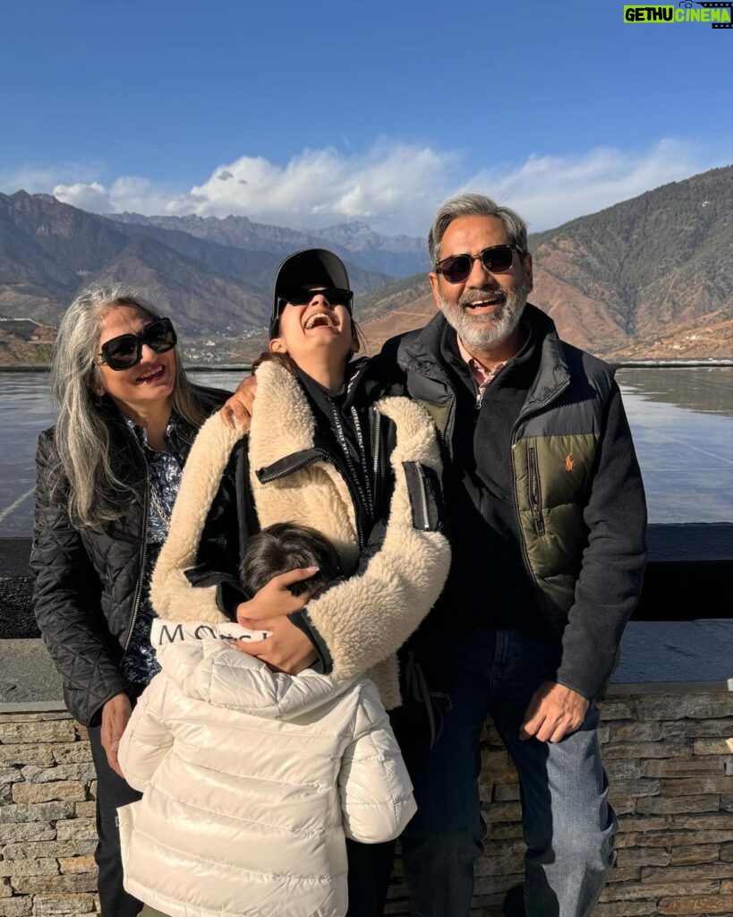 Mira Rajput Instagram - Happiest place in the world.. is with the fam ❤️ Also the boys took the best photos so I guess their dumps are better? 🤪 Thimphu, Bhutan