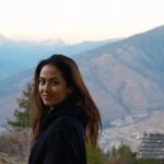 Mira Rajput Instagram - Taking off to 2024. Better & Brighter, Be - yourself, real & happy! So while we leave behind the baggage that slows us down, let’s never forget to check-in the one package we should load in kilos.. fun! Have fun guys. Life is too short to be serious ❣️ Happy New Year ✨🫶🏻♥️ Six Senses Bhutan