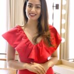 Mira Rajput Instagram - #collab When I can have it all, why choose? From reward points that never expire, invite to exclusive luxury events, global concierge service, easy lounge visits - you get it all with HSBC Premier Mastercard Credit Card. I am totally in awe of this card, I am sure you’ll be too. Click here to start your exclusive banking journey - http://grp.hsbc/pr_mira #HSBCPremier #HSBCIndia #OpeningUpAWorldOfOpportunity