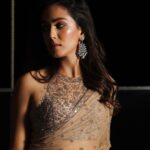 Mira Rajput Instagram – Another day, another sari 

Sari – @arpitamehtaofficial
Jewellery – @renuoberoiluxuryjewellery @amigos.rizwan 
Styled by – @mohitrai with @ruchikrishnastyles @teammrstyles

@richie_muah @hairbysanjanag