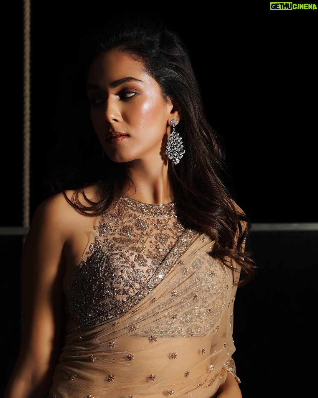 Mira Rajput - 774.2K Likes - Another day, another sari
Sari - @arpitamehtaofficial
Jewellery - @renuoberoiluxuryjewellery @amigos.rizwan
Styled by - @mohitrai with @ruchikrishnastyles @teammrstyles
@richie_muah @hairbysanjanag